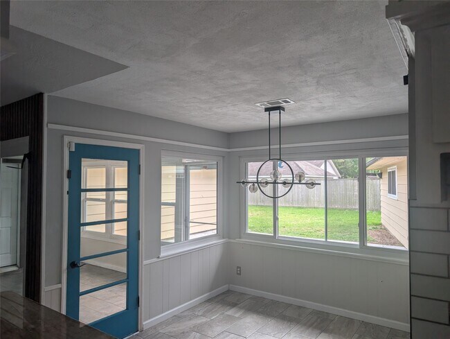 Building Photo - 4034 Shady Springs Dr