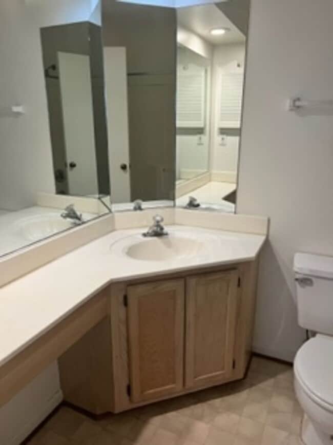 Building Photo - 2 Br 2 Bath