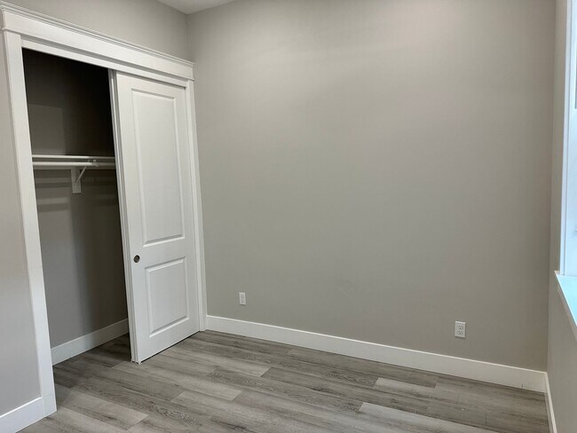 Building Photo - Remodeled 2bed/1 bath! Pets Ok! In-unit laundry!