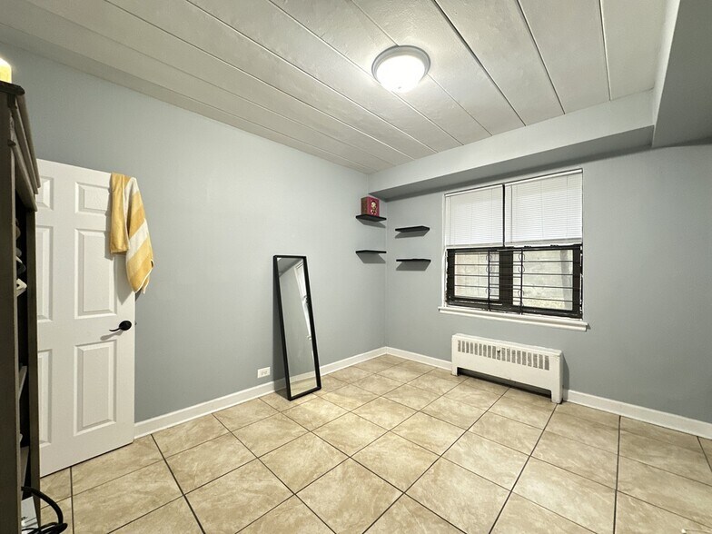 Building Photo - 1360 W Touhy Ave