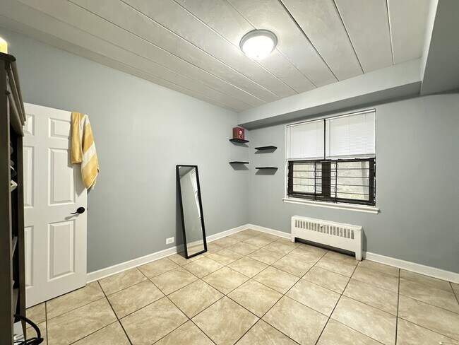 Building Photo - 1360 W Touhy Ave