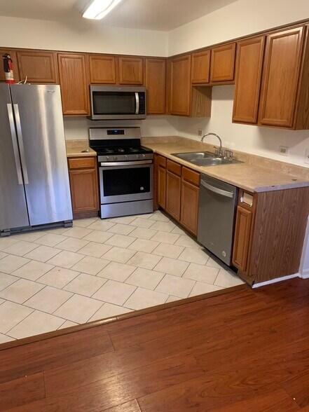 Primary Photo - 1016 E 150th Pl