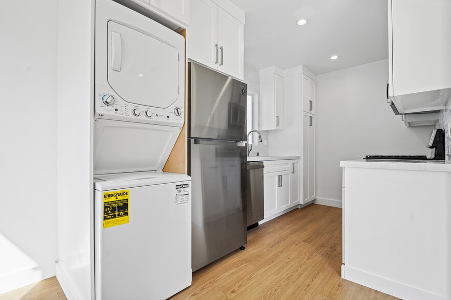 Building Photo - 920 Marine St