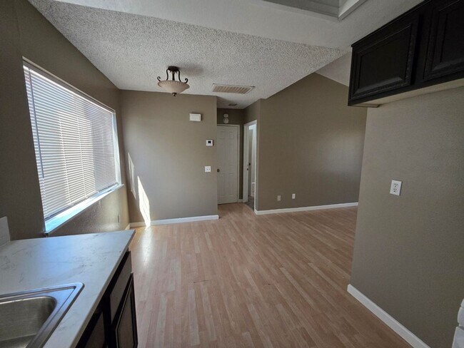 Building Photo - Move in Ready!!