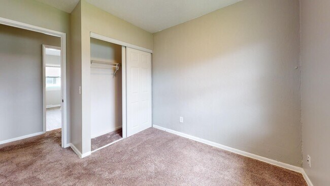 Building Photo - 3 Bedroom/1 bathroom renovated townhouse.