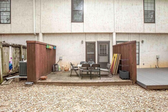 Building Photo - 1307 Kinney Ave
