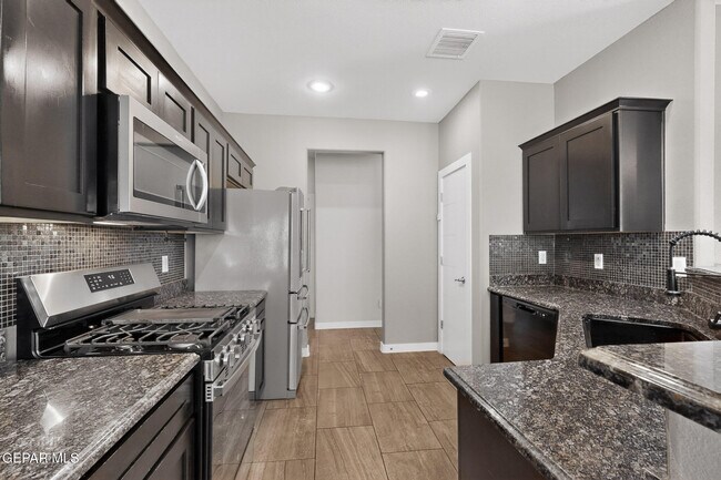 Building Photo - 320 S Manzanita Dr