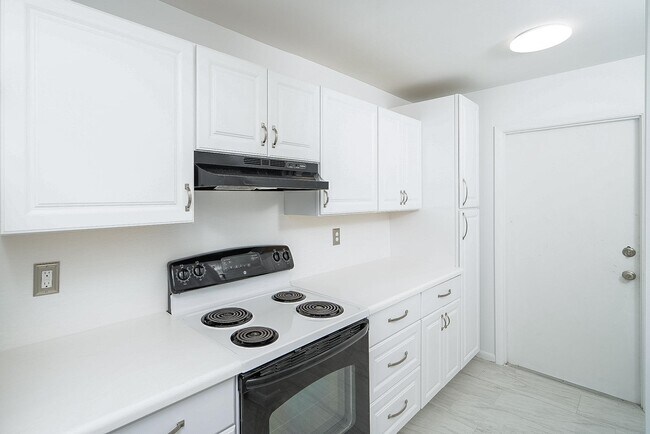 Building Photo - 494 Romano St