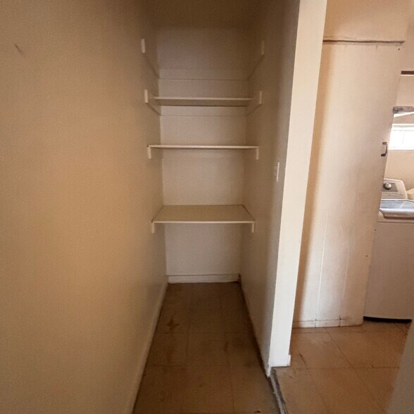 Closet - 1431 W 7th Pl
