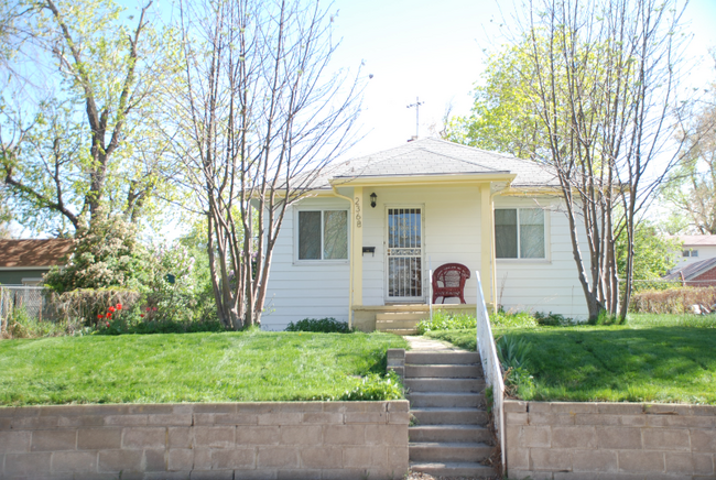 Building Photo - 2368 W Maplewood Ave