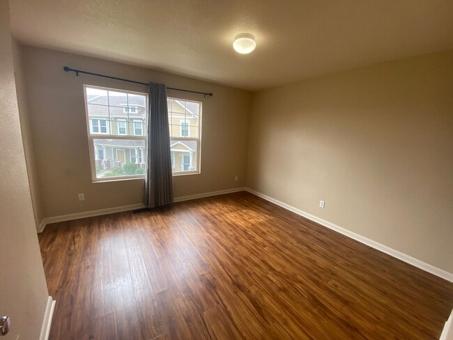 Building Photo - Beautiful 2 Bedroom 2 1/2 Bath Townhome in...