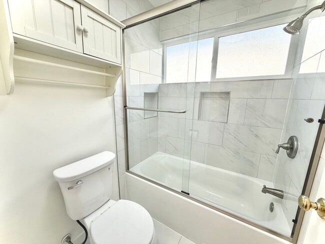 Building Photo - 1 Bedroom Apartment Available Now