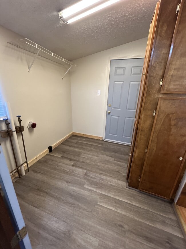 Building Photo - 411 W 9th St