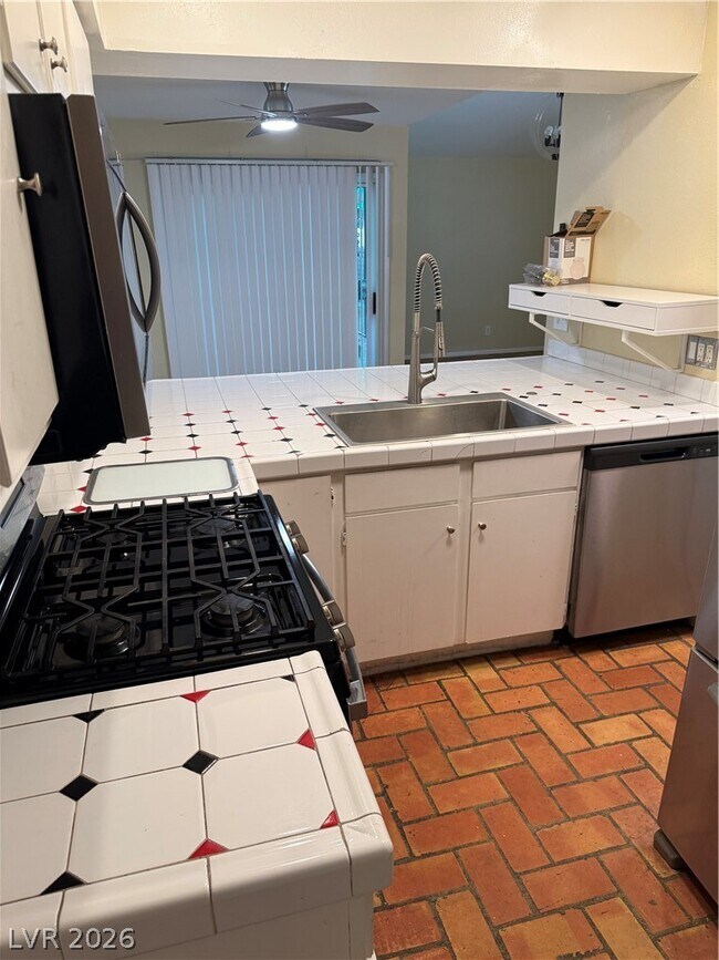 Building Photo - 1390 Hialeah Dr