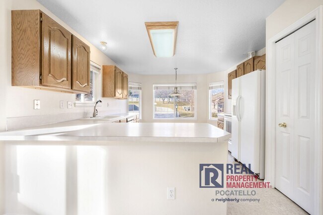 Building Photo - 4 bedroom 3 bathroom - 2 car garage -This is a must see home!