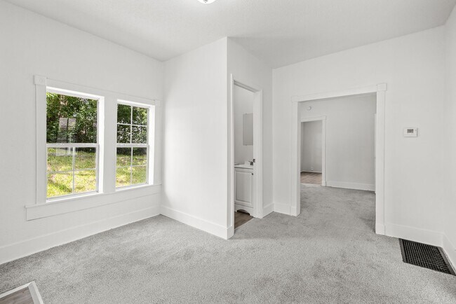 Building Photo - Spacious 4 Bedroom 2 Bath Home