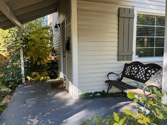 Building Photo - Old Town Updated 3 bed home with detached garage - Sign a Lease during the month of January and r...