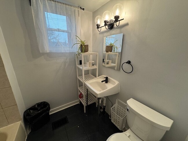 Building Photo - Charming and spacious 5BR Home in East Liberty