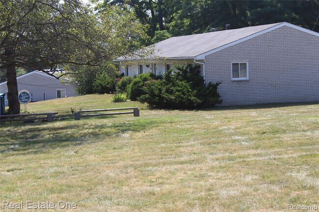 Building Photo - 37 /39 Maplecrest Dr