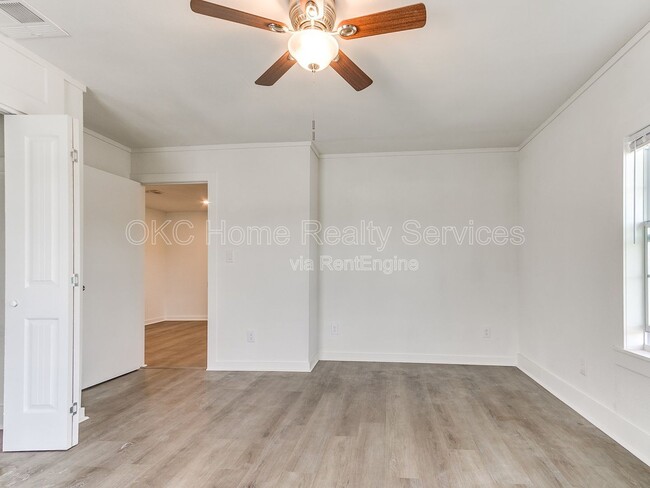 Building Photo - 1812 W Noble Ave