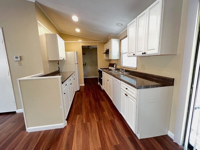 Building Photo - Spacious 3 bedrooms / 2 bath