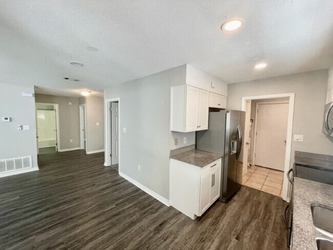 Building Photo - Nice 3 Bedroom Home For Rent!