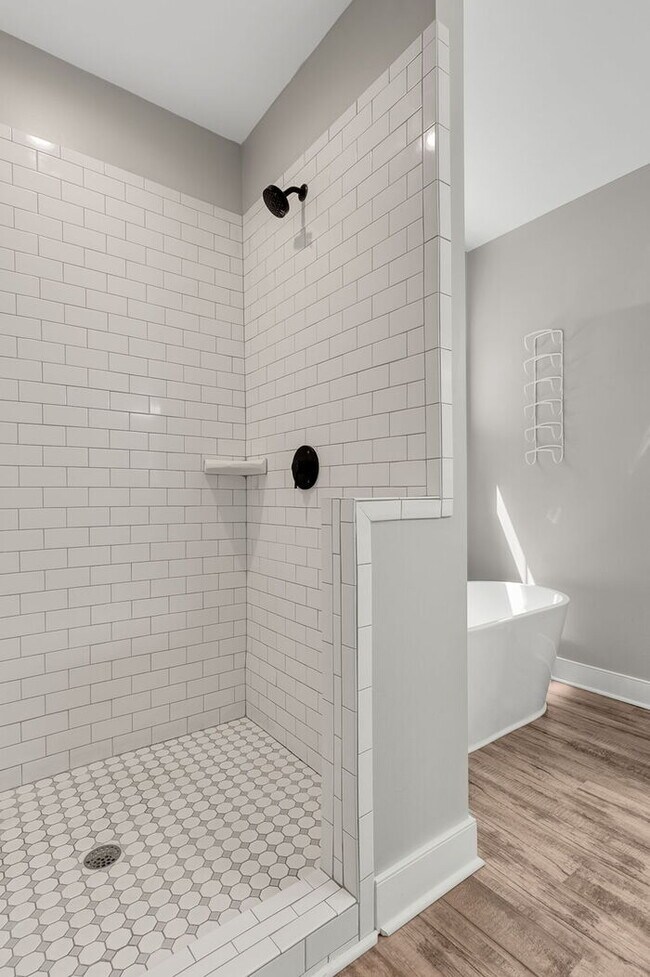 Building Photo - Beautiful Rental in The Highlands – Spacio...