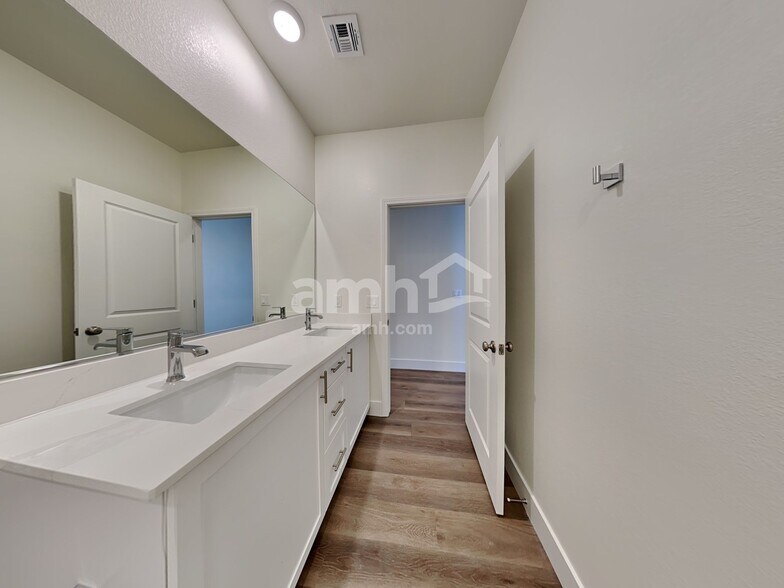 Building Photo - 521 Silverbell Falls Pl