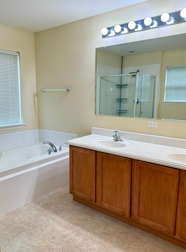 Building Photo - 738 Spires Dr