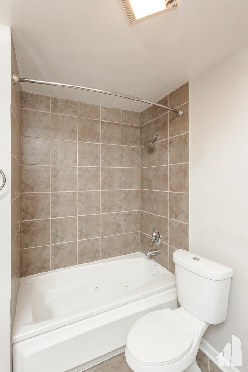 Building Photo - 845 W Lawrence Ave