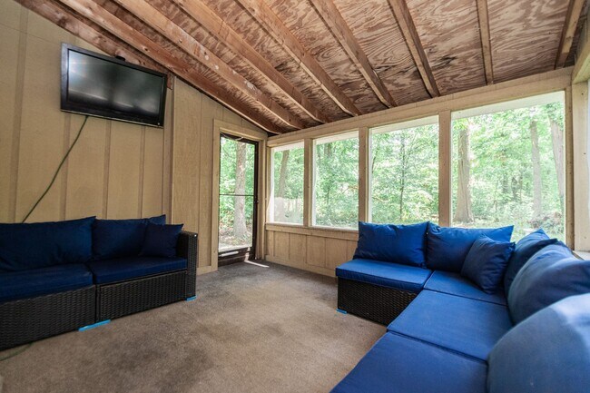 Building Photo - 3 bed 2 bath Home in Lakes of the Four Sea...