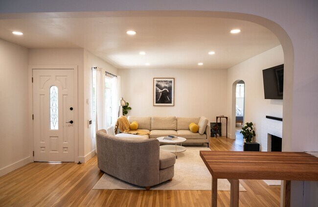 Building Photo - 3 Bedrooms + 2 Bathrooms | Midtown Ventura | Furnished or Unfurnished