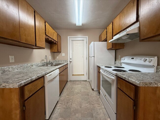 Building Photo - Upstairs Pointe East unit available now!!!