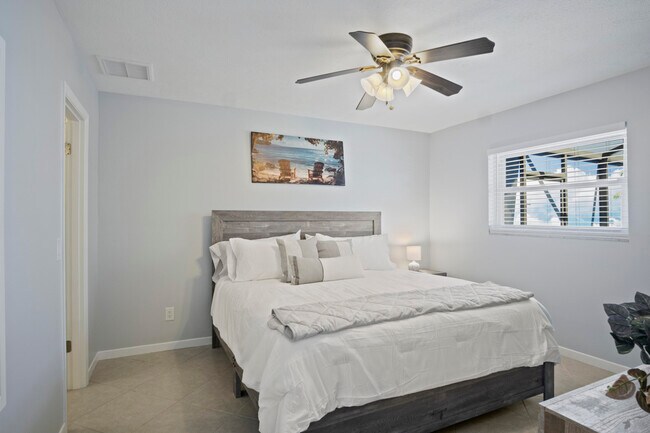 Building Photo - 1360 SW Albatross Way