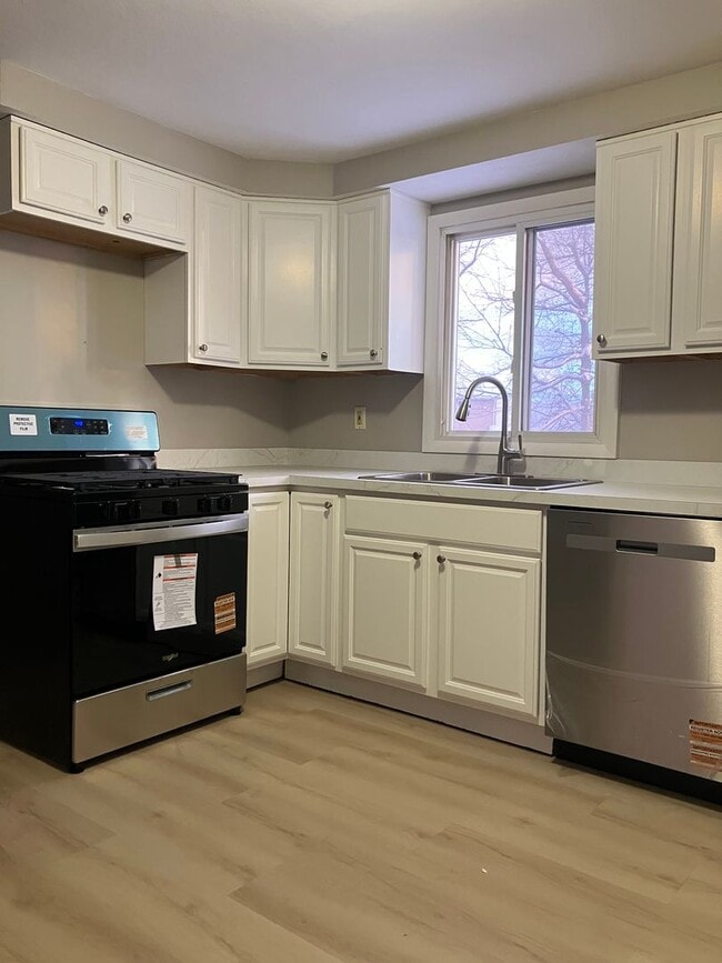 Building Photo - Clay/Cicero area 3 bedroom, 2 bath spit level ranch