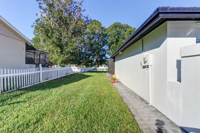 Building Photo - Fully Furnished 4-Bedroom Pool Home with Golf Course Views in Northdale