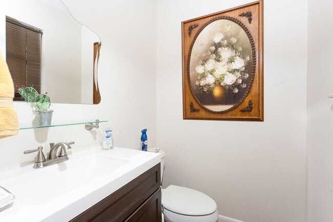 Building Photo - Stunning 4 Bedroom 3 and a Half Bath Bethe...