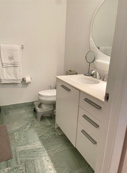 Building Photo - 1050 Brickell Ave