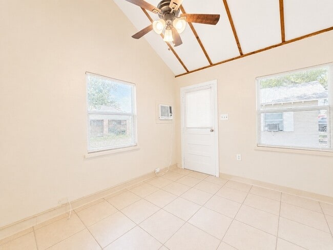 Building Photo - Convenient Downtown Living in a Bright and Comfortable 1-Bedroom Studi