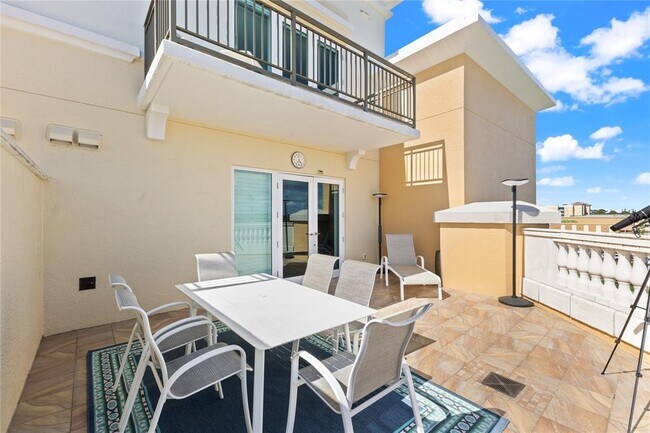 Building Photo - 800 N Tamiami Trl