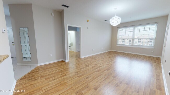 Building Photo - 7990 Baymeadows Cir E