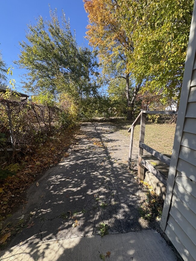 Building Photo - 2227 Homestead Dr