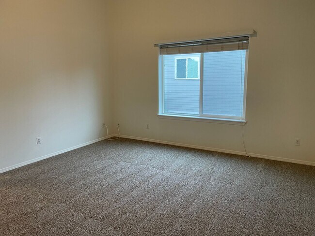 Building Photo - Custom Townhome in Camas School District! Stainless Steel Appliances and A/C!