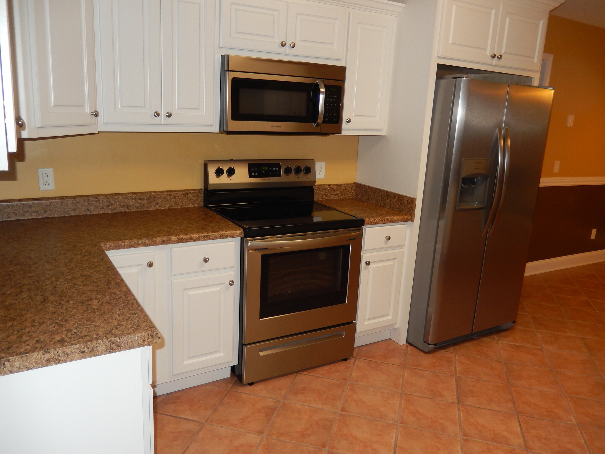 Large Kitchen with Stainless Steel Appliances - 319 Southern Comfort Dr