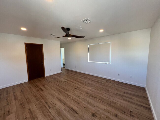 Building Photo - POOL HOME IN SHEFFIELD ESTATES!