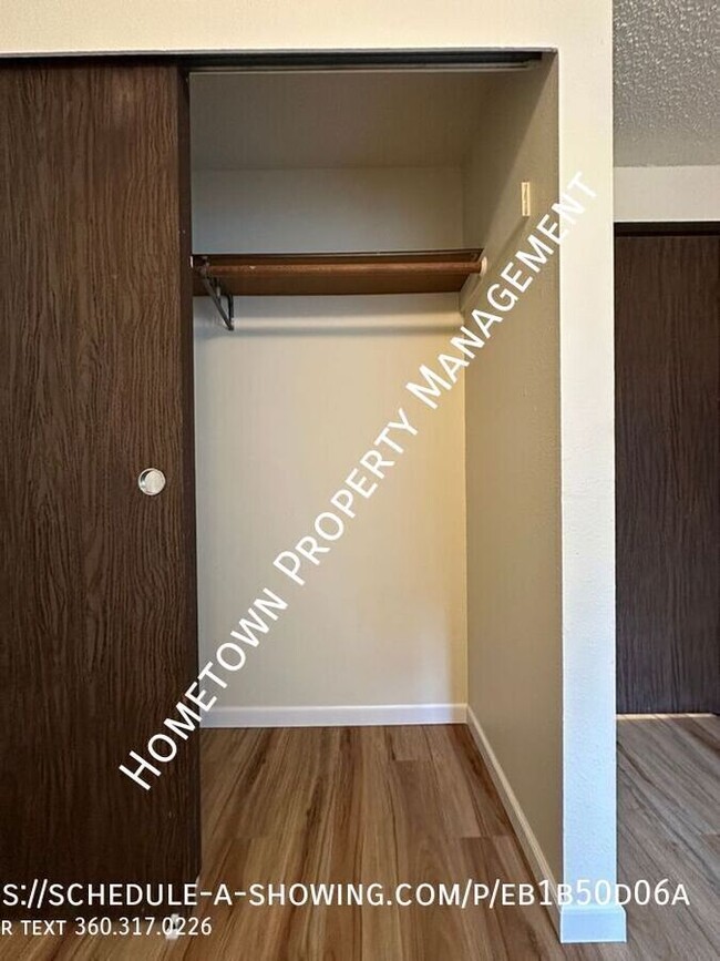 Building Photo - Updated 2 Bedroom Apartment with View of P...