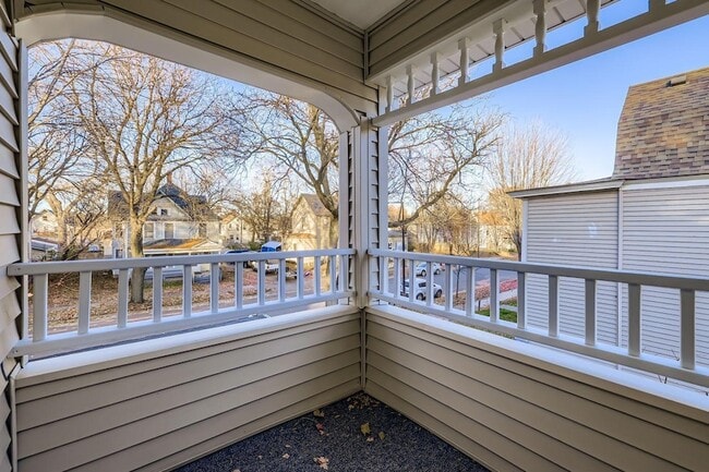 Building Photo - 988 Reaney Ave E