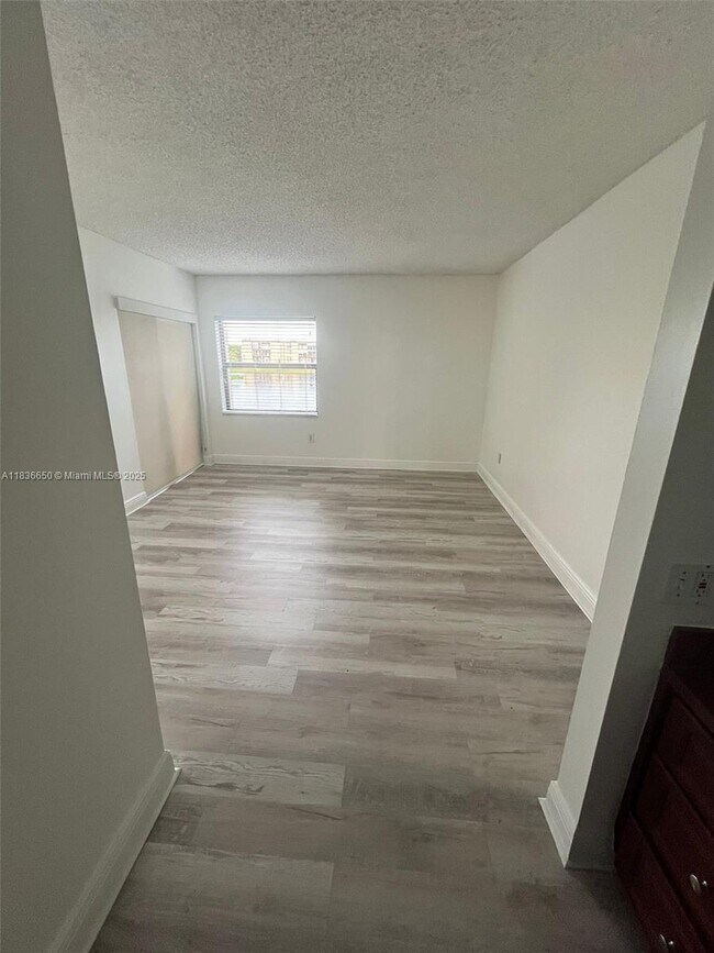 Building Photo - 8875 Fontainebleau Blvd