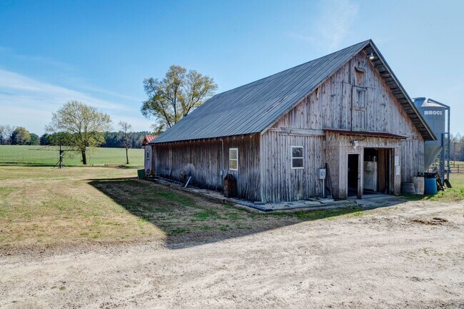 Building Photo - 3 Bedroom/2 Bathroom Equine Farm Home