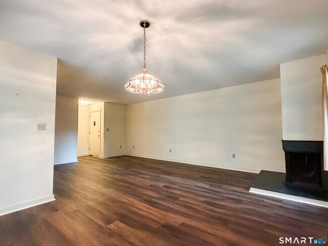 Building Photo - 14 Greenbriar Dr
